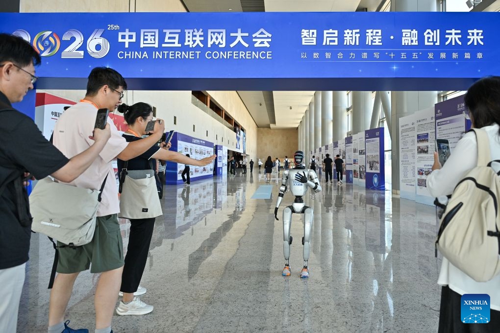 Participants of the 25th China Internet Conference interact with a robot at the China National Convention Center in Beijing, capital of China, July 8, 2026. The 25th China Internet Conference kicked off here on Wednesday and will run until Friday. (Photo: Xinhua)
