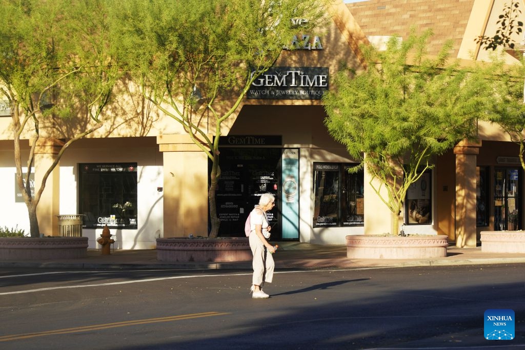 A senior walks on a street amid a heat wave in Phoenix, Arizona, the United States, July 9, 2026. The temperature in Phoenix reached a high of 45 degrees Celsius on Thursday. (Photo: Xinhua)