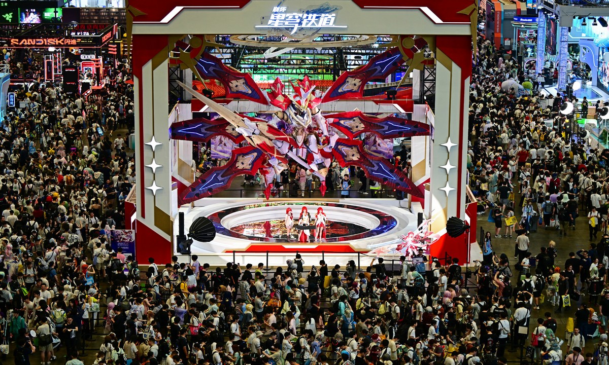 A large number of anime lovers gather at the Honkai: Star Rail booth at the National Exhibition and Convention Center in Shanghai, as the 2026 Bilibili World anime, comic, and game exhibition opened on July 10, 2026. The event features more than 170 exhibitors, the highest number in its history. Photo: VCG
