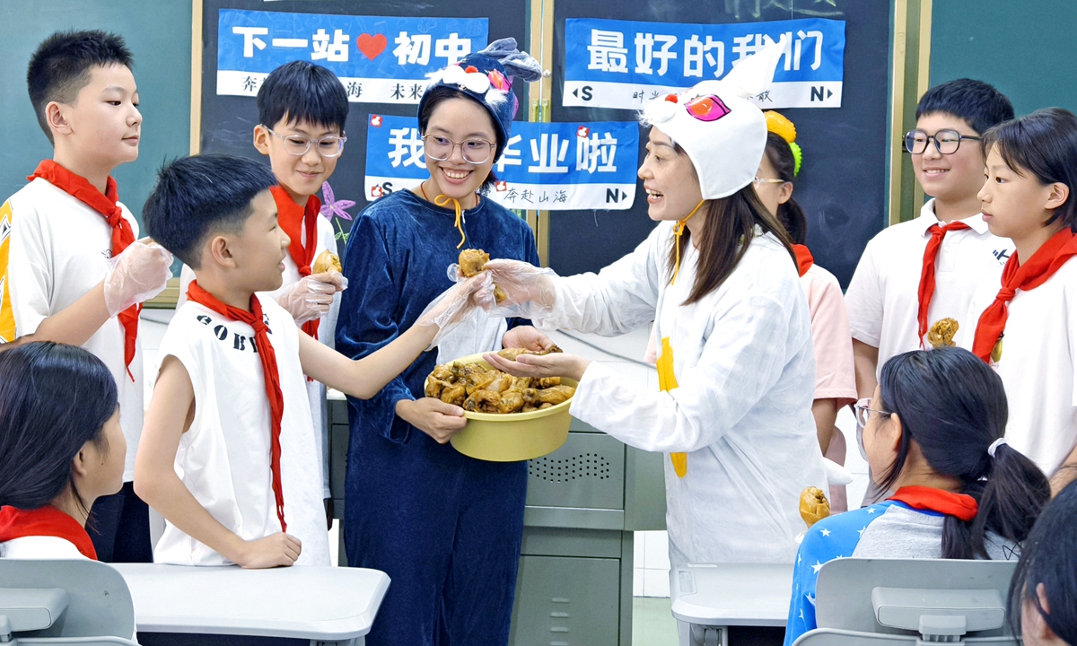 A teacher from a primary school in Enshi, Central China's Hubei Province, buys fried chicken drumsticks for her sixth-grade graduates on July 8, 2026, as a gesture of encouragement and best wishes for their transition to secondary school. Photo: VCG