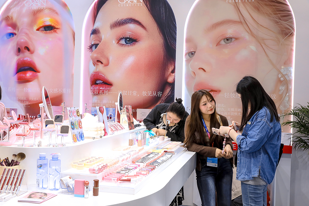 Visitors try out cosmetics at the 2026 China Beauty Expo in Shanghai on May 13, 2026. 
Photo: VCG