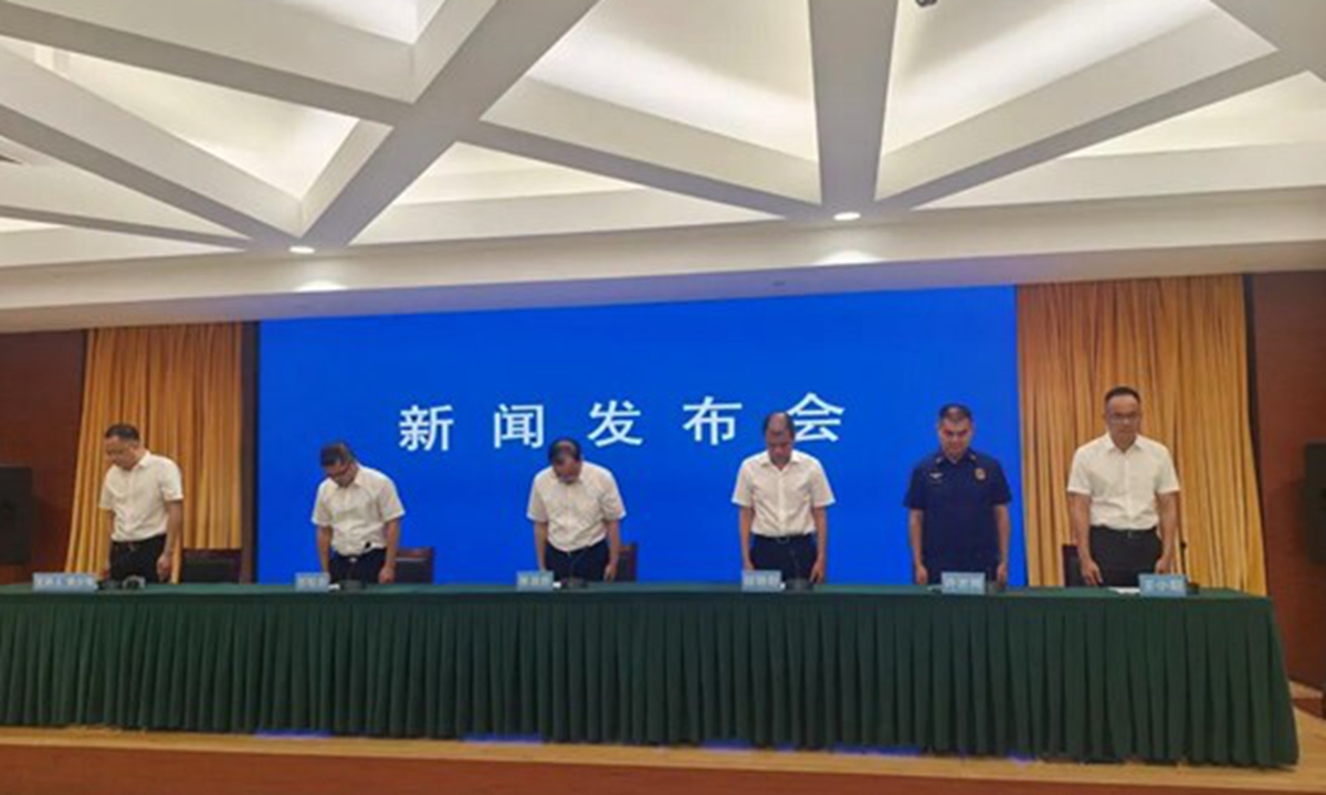Local officials observe a moment of silence for the victims of a fire at a shoe factory at a press conference in Quanzhou, East China's Fujian Province, on July 10, 2026. Photo: chinanews.com