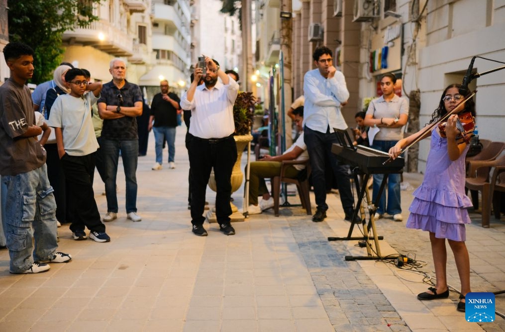 A young violinist performs in downtown Cairo, Egypt, July 9, 2026. Egypt's government recently launched the Street of Art initiative, aiming to transform the streets and squares of the capital, Cairo, into open-air cultural spaces. Every Thursday through Saturday evening, the public can enjoy free cultural activities such as poetry readings, musical performances, and visual art exhibitions, attracting active participation from both citizens and tourists. (Xinhua/Xin Mengchen)