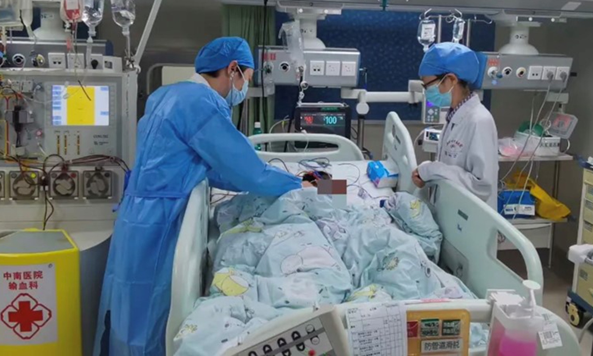 Xiao Ao receives treatment in the PICU Photo: Screenshot from media reports