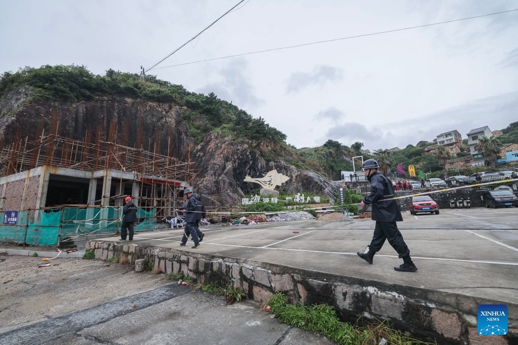 Local officials set up security cordons on the seaside to prevent people from entering dangerous areas in Shitang Town of Wenling City, east China's Zhejiang Province, July 11, 2026. Typhoon Bavi, the ninth typhoon of the year, is expected to make landfall along the coast between Sanmen and Cangnan in east China's Zhejiang Province in the early hours of Sunday. (Photo: Xinhua)
