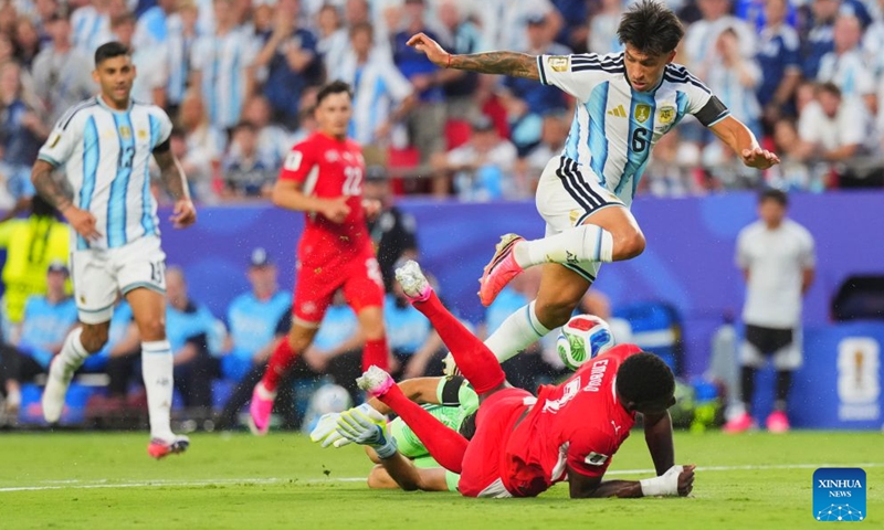 Lisandro Martinez (top) of Argentina vies with Breel Embolo of Switzerland during the quarter final match between Argentina and Switzerland at the 2026 FIFA World Cup at the Kansas City Stadium in Kansas City, the United States, July 11, 2026. (Xinhua/Xu Chang)

