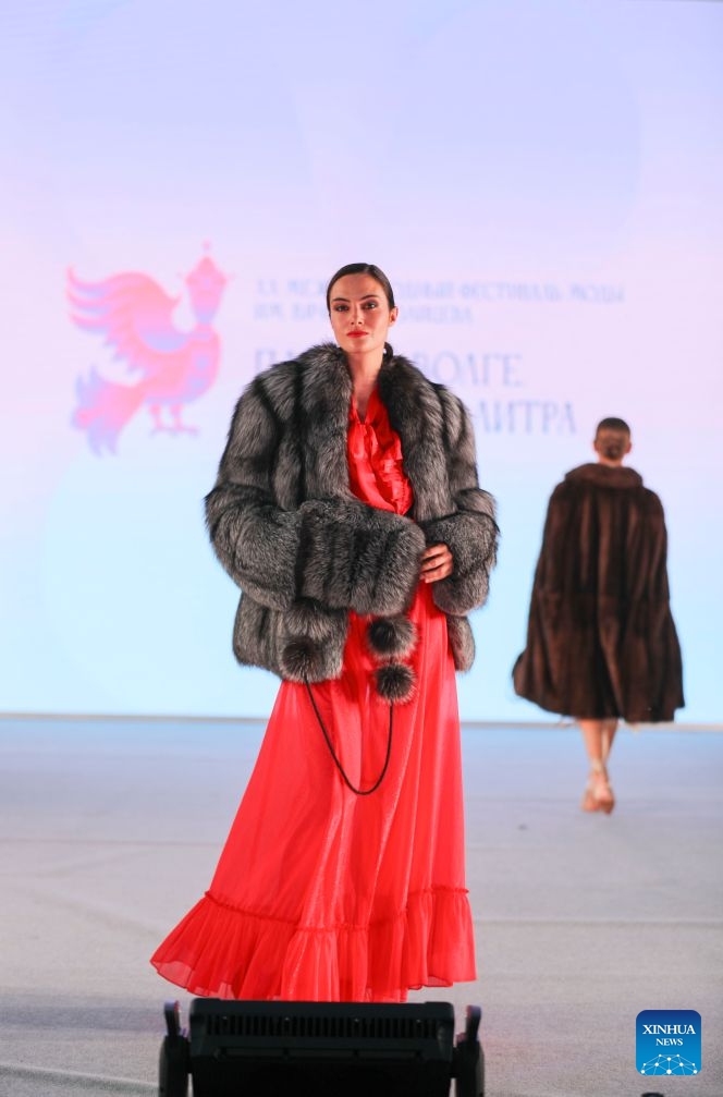 A model presents a creation during a fashion show in Plyos, Russia, on July 11, 2026.
The fashion show held here Saturday night along the Volga River featured designs by designers from different countries such as Russia, Belarus and Kazakhstan. (Xinhua/Zheng Yue)