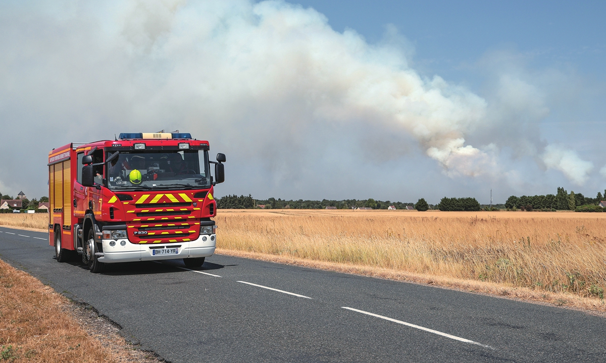 A fire truck passes by as a fire rages in the historic and much-visited Fontainebleau forest south of Paris on July 13, 2026. The Fontainebleau forest fire is unusual for its proximity to the French capital - about 67 kilometers, according to media reports. Photo: IC