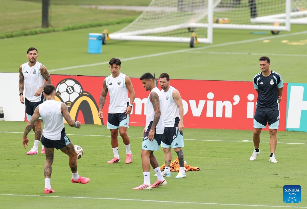 Lionel Scaloni (1st R), head coach of Argentina, is seen during a training session ahead of the semifinal match between Argentina and England at the 2026 FIFA World Cup in Marietta, Georgia, the United States, on July 14, 2026. (Photo: Xinhua)