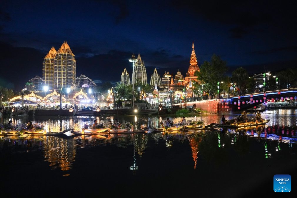 Tourists take boats to visit the Starlight Night Market in Jinghong, Xishuangbanna Dai Autonomous Prefecture, southwest China's Yunnan Province, July 14, 2026. The Starlight Night Market, located in Jinghong of Xishuangbanna Dai Autonomous Prefecture, has witnessed a surge in visitor arrivals during the summer peak tourism season. Featuring local delicacies, ethnic culture and diverse nighttime consumption options, this night market reflects the vitality of local cultural and tourism market. (Photo: Xinhua)
