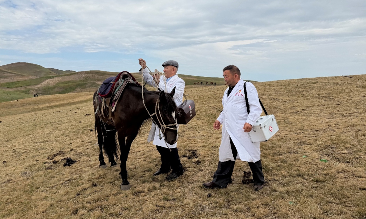 Uhas Sulayman (left) is pictured with his disciple Erjan Kukan at a summer pasture in the Barlik Mountain in Jiyek Town, Yumin County, Northwest China's Xinjiang Uygur Autonomous Region, in June 2026. Photo: Chen Zishuai/GT