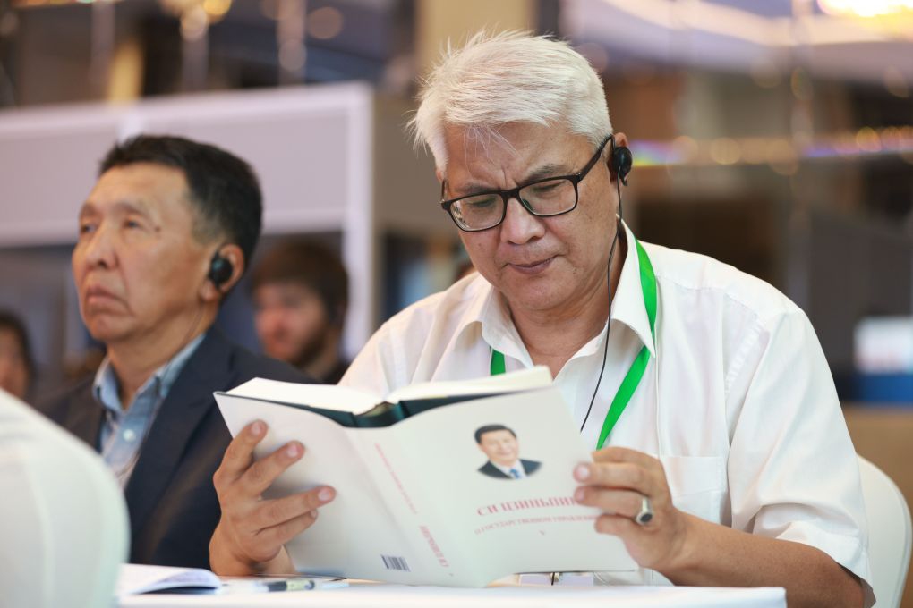 A journalist reads a copy of Xi Jinping: The Governance of China at an event promoting the fifth volume of the book, in Bishkek, the capital of Kyrgyzstan, July 13, 2026. The event was held here on Monday. (Photo: Xinhua)
