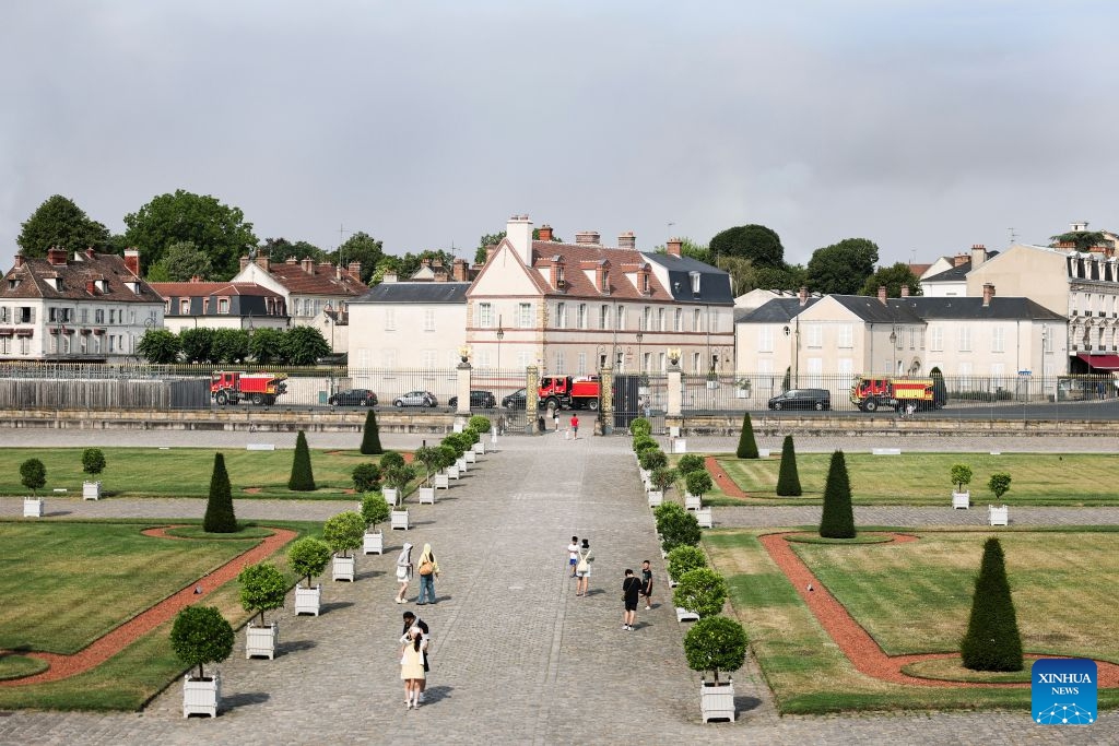 Fire trucks pass in front of the Palace of Fontainebleau in Seine-et-Marne, France, on July 14, 2026. French police have detained 59 people across the country in connection with wildfires, including two suspects linked to the blaze in the Fontainebleau forest in Seine-et-Marne department, southeast of Paris, French Interior Minister Laurent Nunez said on Monday. The wildfire in the Fontainebleau forest broke out on Sunday evening and continued to spread on Monday. (Photo: Xinhua)