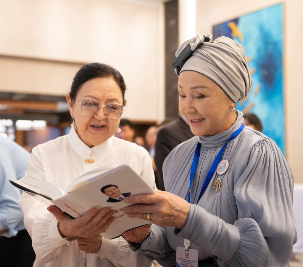 Guests read a copy of Xi Jinping: The Governance of China at an event promoting the fifth volume of the book, in Bishkek, the capital of Kyrgyzstan, July 13, 2026. The event was held here on Monday. (Photo: Xinhua)