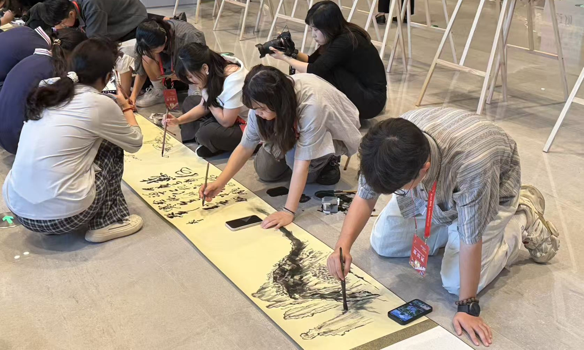 Teenagers from both sides of the Taiwan Straits paint together on a long scroll at an event of the 2026 Cross-Straits Youth Culture Month in Suzhou, East China's Jiangsu Province on July 15, 2026. Photo: Shen Sheng/GT