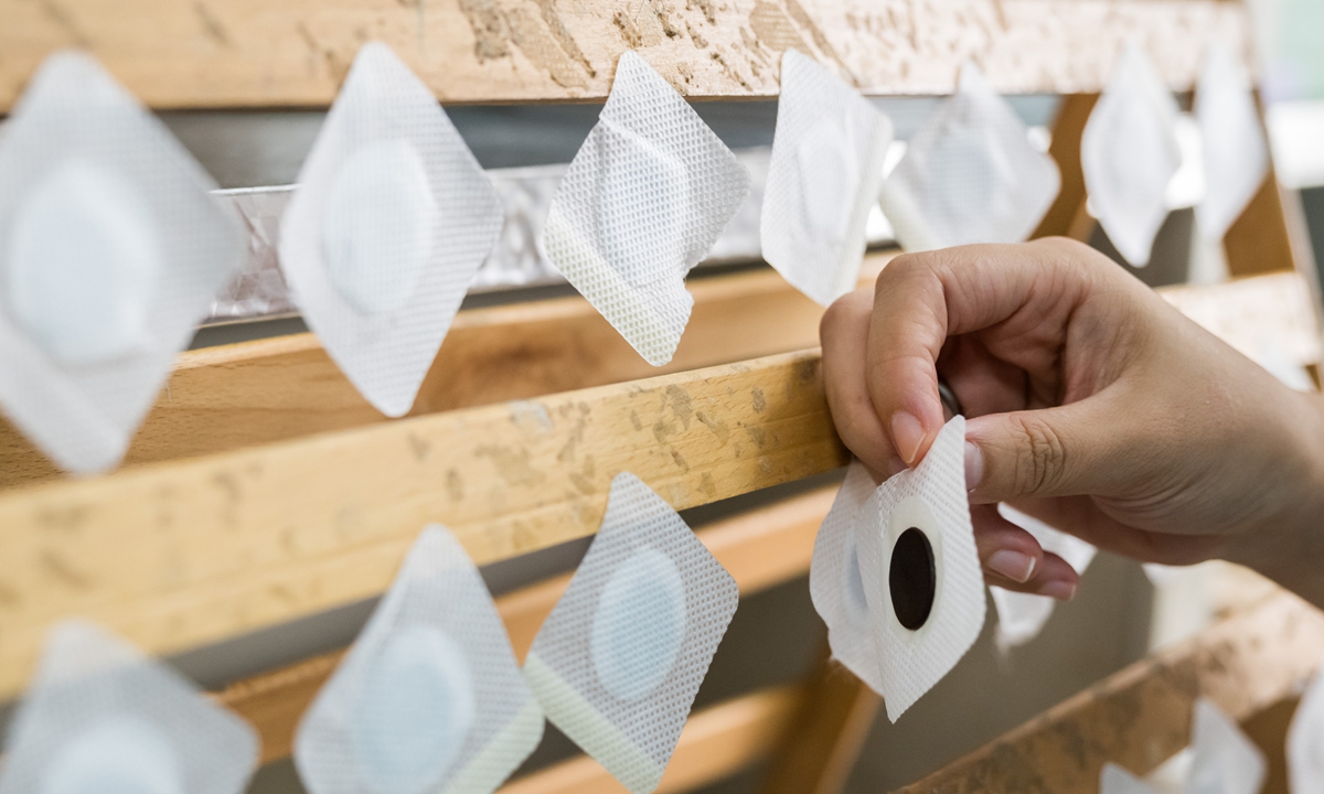 A doctor prepares Sanfu patches, which are believed in TCM to be helpful for multiple winter diseases. Photos: Chen Tao/GT