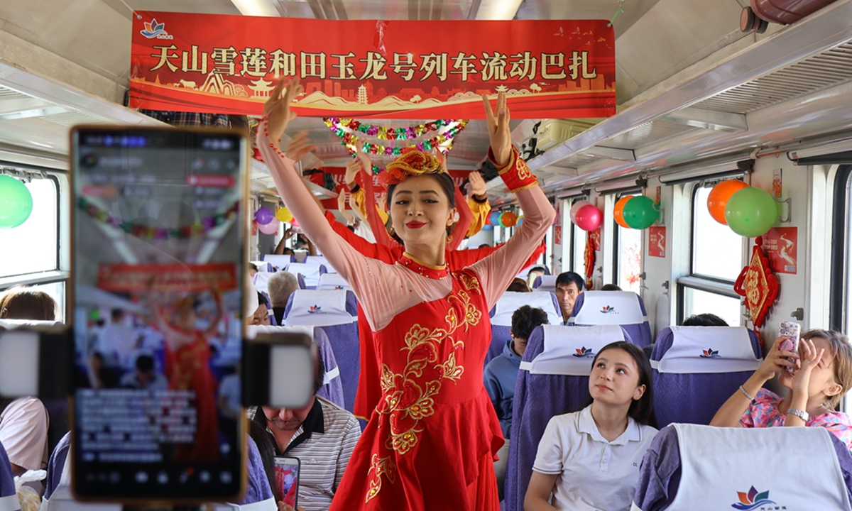 Dance and singing performances are staged at the mobile bazaar on the slow train No. 7558 in Northwest China's Xinjiang Uygur Autonomous Region, on June 25, 2026. Photo: Lin Xiaoyi/GT