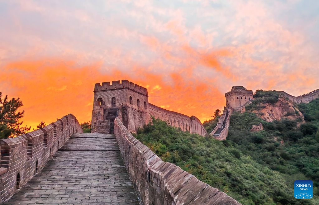 This photo taken with a mobile phone shows a view of the Jinshanling section of the Great Wall at sunrise at Luanping County of Chengde City, north China's Hebei Province, July 16, 2026. (Photo: Xinhua)