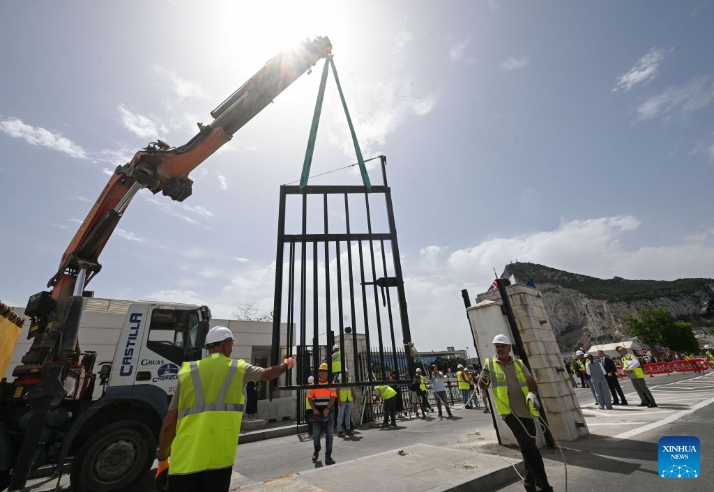 Workers dismantle the border fence with a crane at the Spain-Gibraltar land crossing on July 15, 2026. Routine border checks at the Spain-Gibraltar land crossing were lifted in the early hours of Wednesday, in line with new border arrangements under the post-Brexit agreement between the European Union and Britain. The agreement, signed in Brussels on Tuesday, began provisional application on Wednesday and remains subject to the consent of the European Parliament and the completion of ratification procedures by both sides. (Photo: Xinhua)
