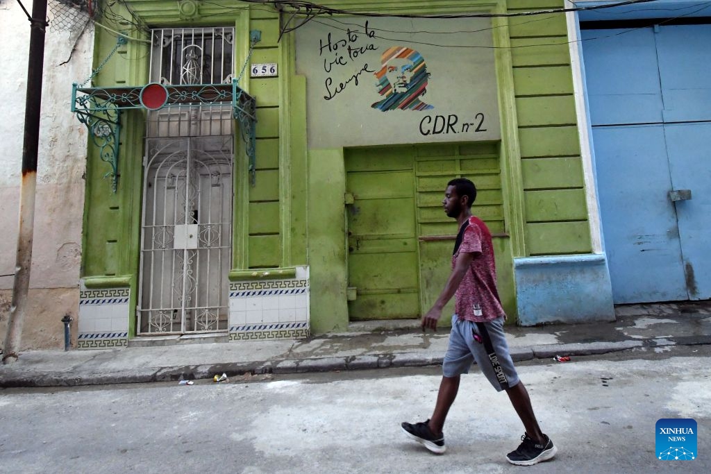 A man walks past a wall painted with a portrait of Che Guevara during a nationwide blackout in Havana, capital of Cuba, July 14, 2026. Cuba was hit by a third nationwide blackout in a little over a week on Tuesday, the National Electric Union said. (Photo: Xinhua)