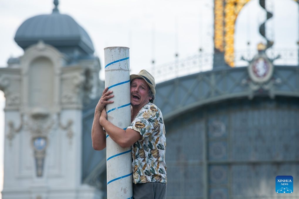 An artist performs during the street theater festival Behind the Door in Prague, the Czech Republic, July 16, 2026. The Prague street theater festival Behind the Door is held here from July 14 to 19, bringing together street theater, contemporary circus, music, acrobatics and other performances from multiple countries. (Photo by Dana Kesnerova/Xinhua)