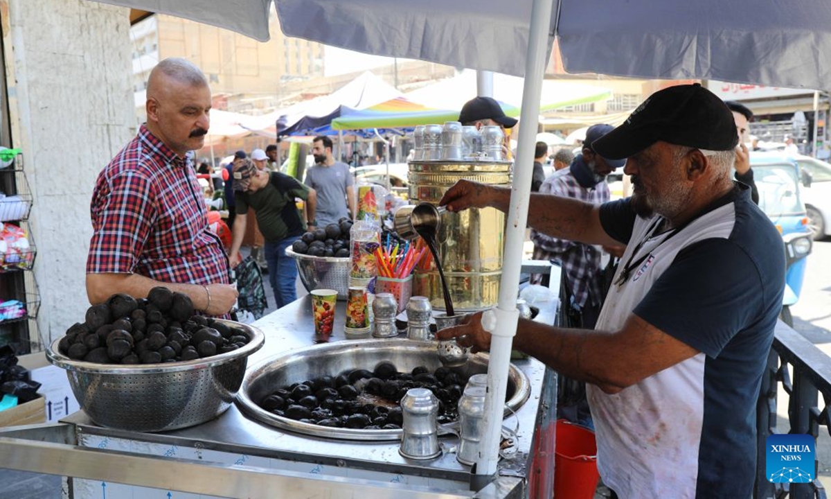 A vendor sells cold drinks in Baghdad, Iraq, July 16, 2026. (Xinhua/Khalil Dawood)