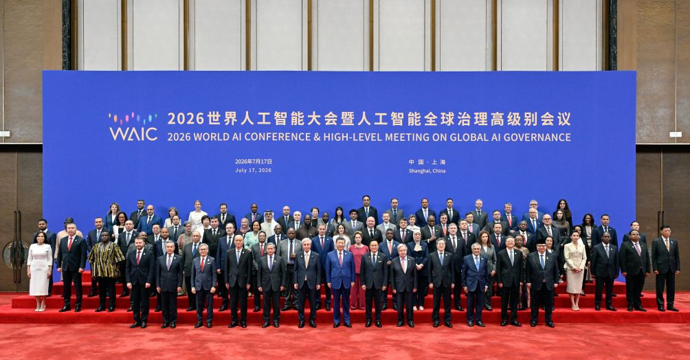 Chinese President Xi Jinping poses for photos with foreign heads of state and government, leaders of international organizations, and heads of delegations attending the 2026 World AI Conference and High-Level Meeting on Global AI Governance in Shanghai, east China, July 17, 2026. Xi delivered a keynote speech at the opening ceremony of the conference held here on Friday. (Photo: Xinhua)