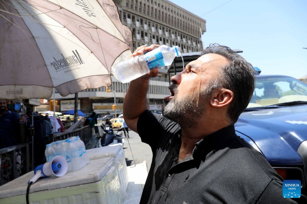 A man pours cold water over his face to cool off on a street in Baghdad, Iraq, July 16, 2026. (Xinhua/Khalil Dawood)
