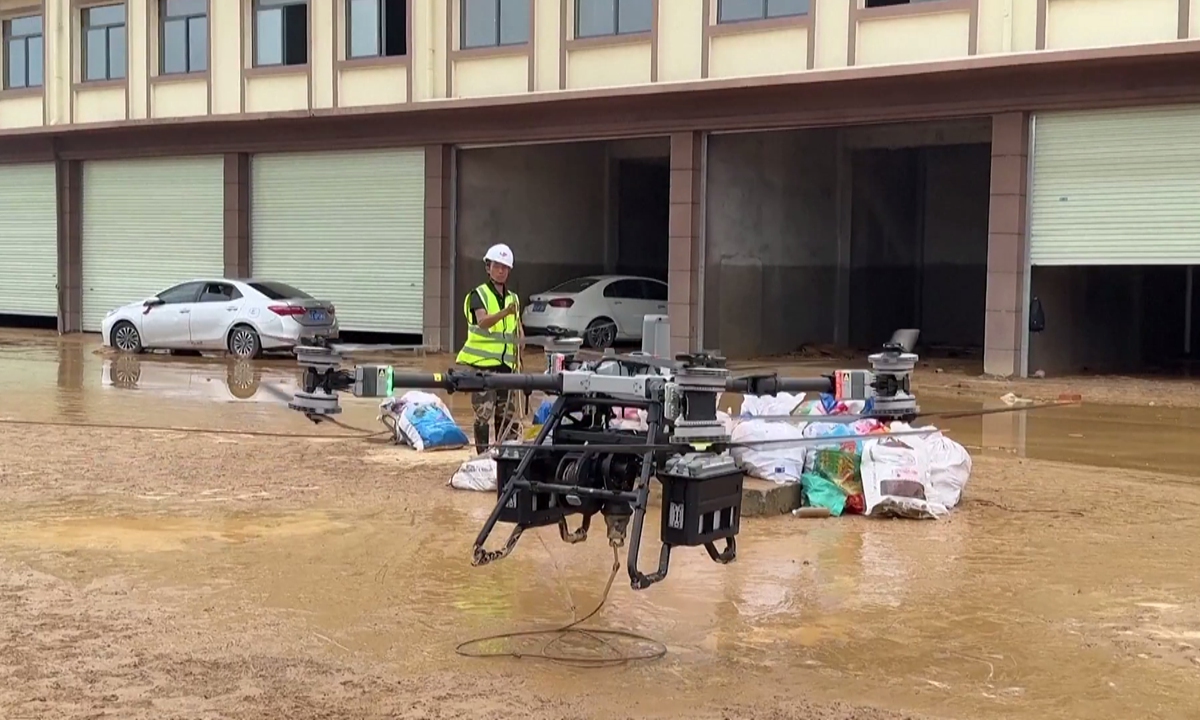 Rescue teams use a drone, heavy-load supply delivery and airborne communications support to open emergency access routes for disaster-relief operations in Hengzhou, Guangxi, in July 2026. Photo: IC