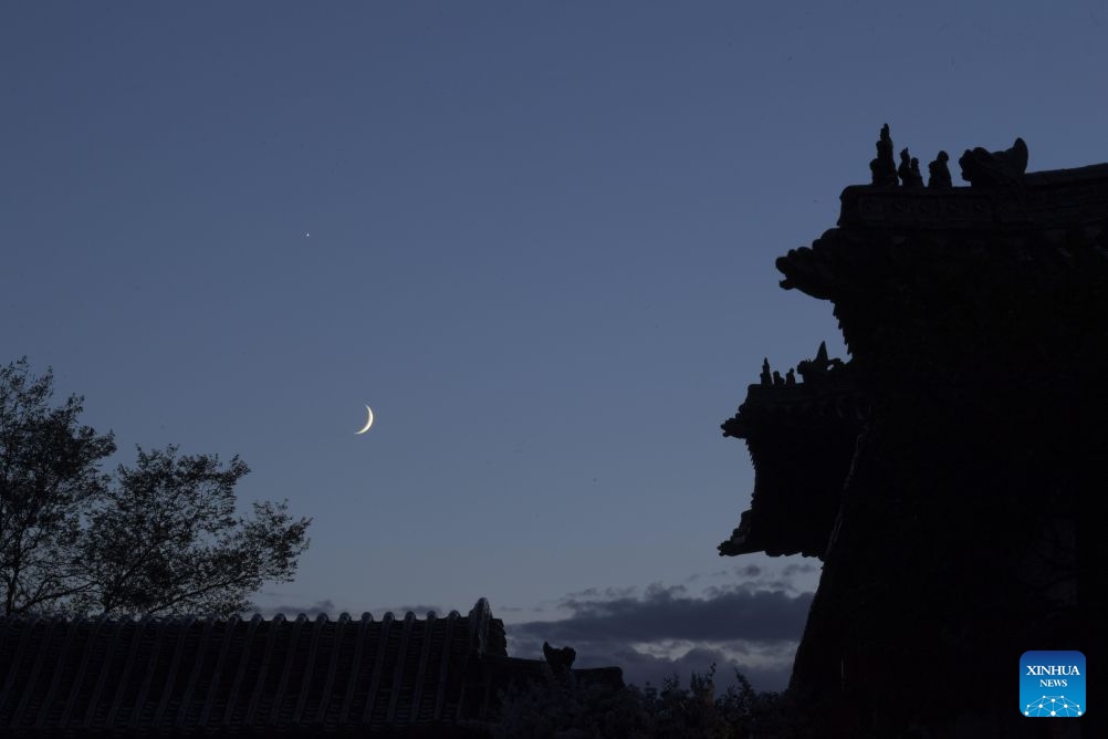 This photo taken on July 17, 2026 shows the moon and Venus in Qiqihar City, northeast China's Heilongjiang Province. (Photo: Xinhu)