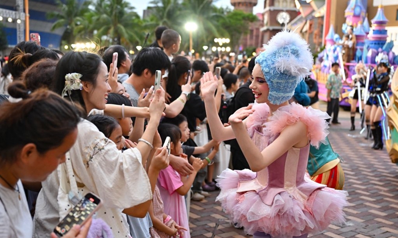 A performer interacts with audiences during a carnival parade in Haikou, south China's Hainan Province, July 18, 2026. The 2026 Hainan Island Carnival opened here on Saturday and will last until Aug. 18, during which over 50 special events will be held. (Xinhua/Guo Cheng)