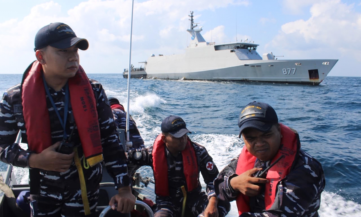 Indonesian Navy soldiers cruise on a rubber boat during a search for victims on July 19, 2026, after a passenger boat sank in the waters near Balaloho Island in South Sulawesi, Indonesia. The boat was carrying 78 passengers and crew and sank Wednesday. Photo: VCG