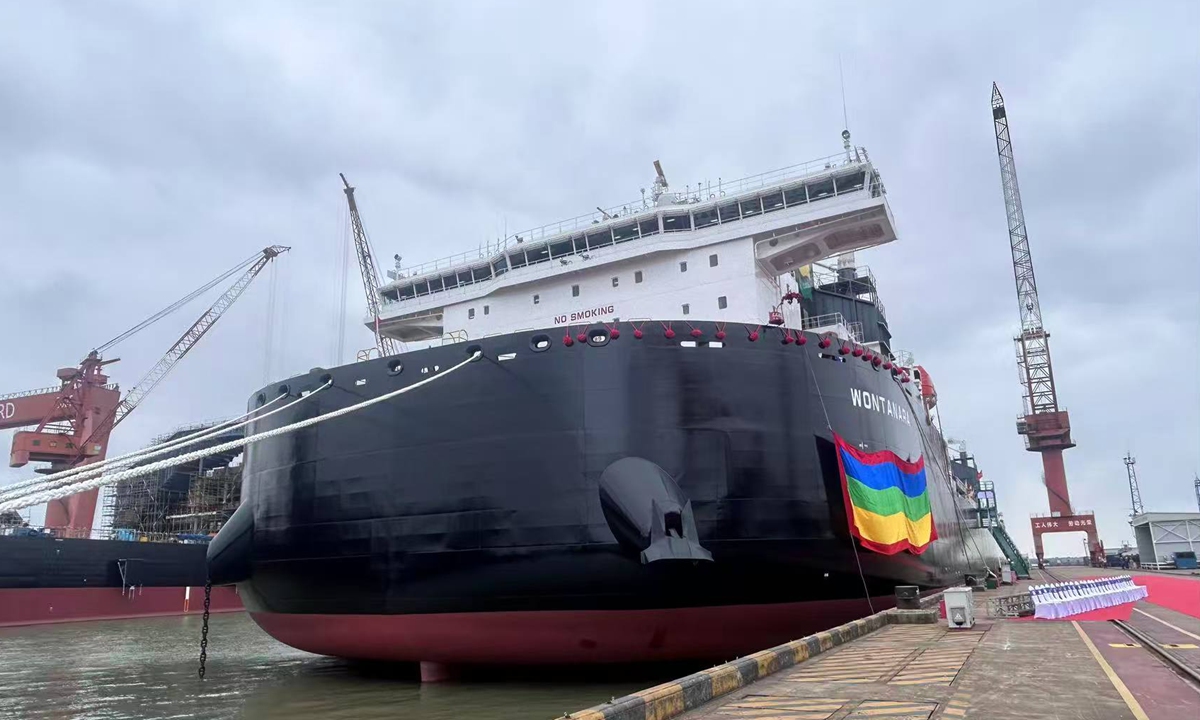 The world's first 41,800-ton bidirectional sailing self-discharging ship delivers in East China's Jiangsu Province on July 21. Photo: Guo Yuandanz/GT

