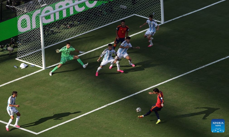 Ferran Torres (Bottom R) of Spain shoots during the final match between Spain and Argentina at the 2026 FIFA World Cup at the New York New Jersey Stadium, the United States, July 19, 2026. (Xinhua/Hu Xingyu)