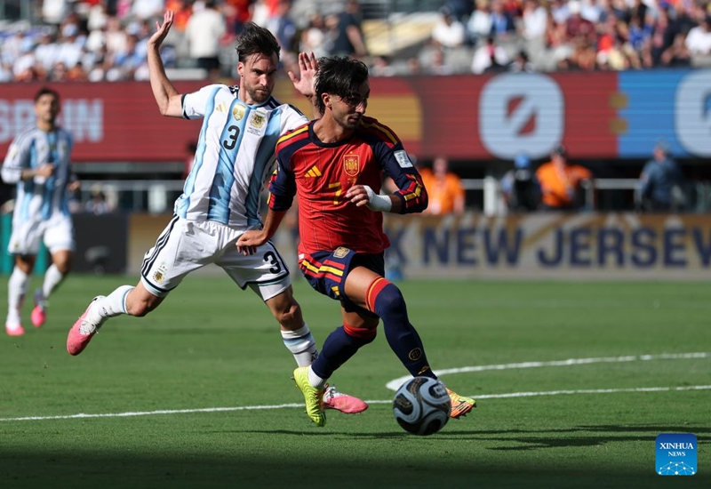 Nicolas Tagliafico (L) of Argentina competes with Ferran Torres of Spain during the final match between Spain and Argentina at the 2026 FIFA World Cup at the New York New Jersey Stadium, the United States, July 19, 2026. (Xinhua/Li Ming)