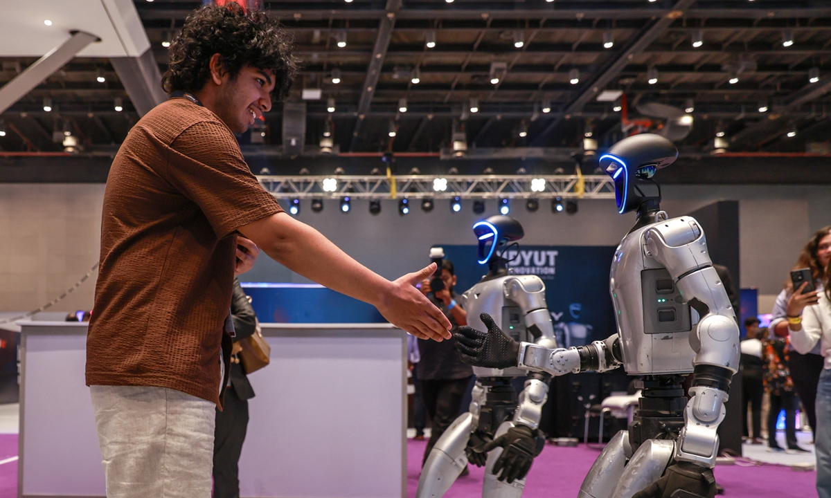 A visitor interacts with a Chinese humanoid robot displayed at a tech exhibition held in Mumbai, India, on May 22, 2026. Photo: VCG 
