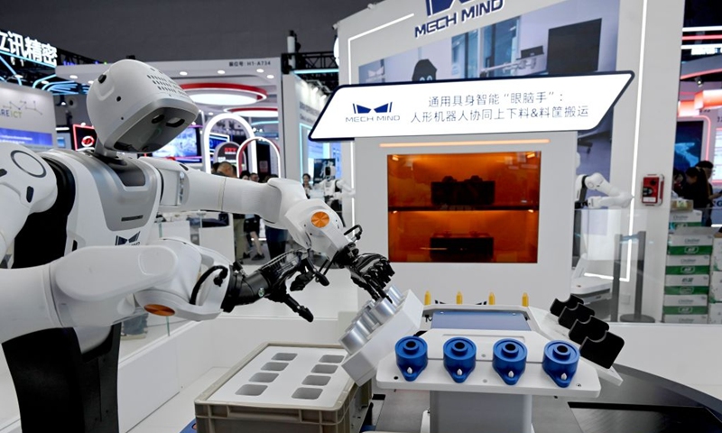 A robot demonstrates precision operation during the 2026 World AI Conference in Shanghai, east China, July 19, 2026. The ongoing 2026 World AI Conference turns out to be a highly competitive arena for general embodied AI products from more than 200 providers. It refers to a general-purpose intelligence system that enables robots to perform variable tasks and adapt to different application scenarios. (Xinhua/Huang Xiaoyong)