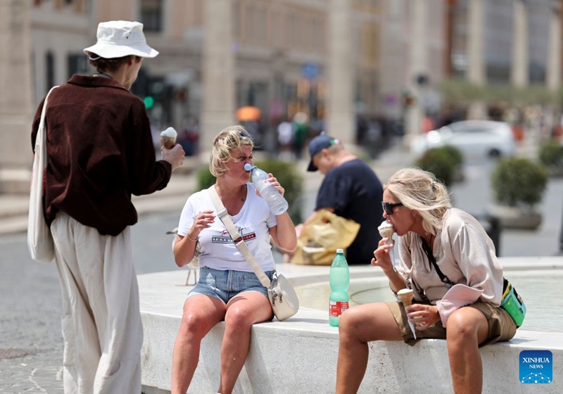 Tourists cool off by having gelato and drinking iced water amid a heatwave in Rome, Italy, July 19, 2026. A new heatwave is sweeping Italy, with many major cities, including the capital Rome, under red heat alerts. The scorching conditions are forecast to last until next week. Photo: Xinhua