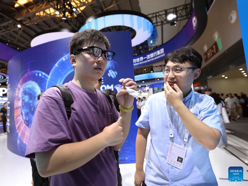A visitor experiences AI glasses payment during the 2026 World AI Conference and High-Level Meeting on Global AI Governance in Shanghai, east China, July 19, 2026. The event scheduled from Friday to Monday showcases exhibitions of a number of AI agent hardware and system products, highlighting the transition of next-generation AI from a tool to an intelligent partner, empowering various industries and everyday life. (Xinhua/Liu Ying)