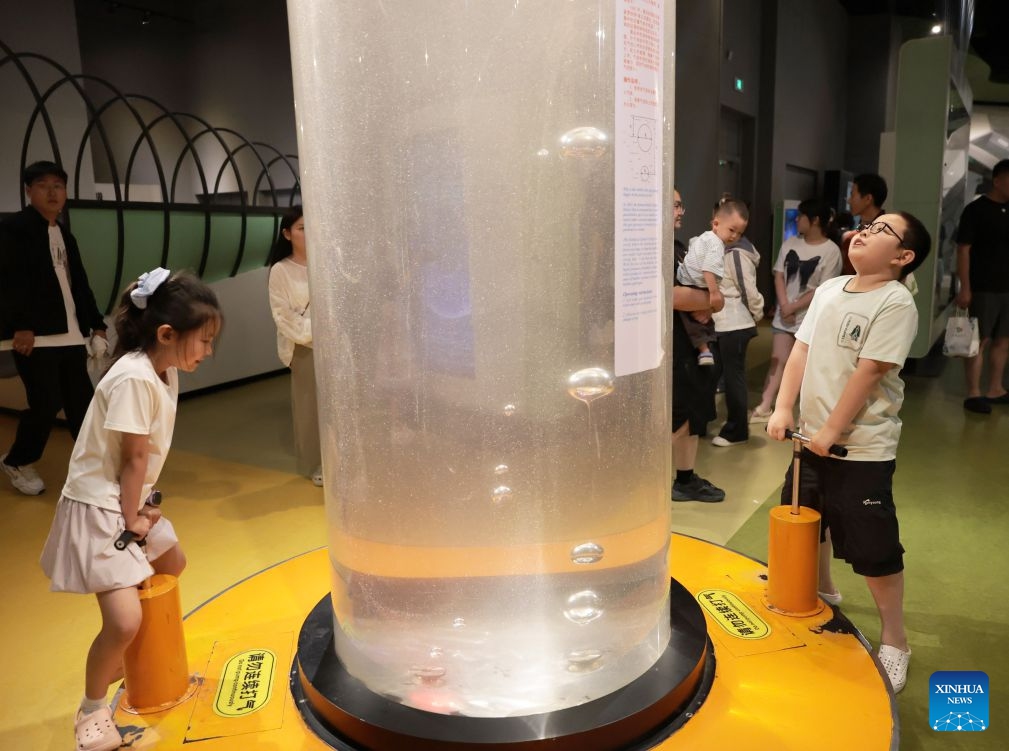Visitors learn about liquid pressure through an exhibit at Liaoning Science and Technology Museum in Shenyang, northeast China's Liaoning Province, July 19, 2026.(Xinhua/Li Gang)