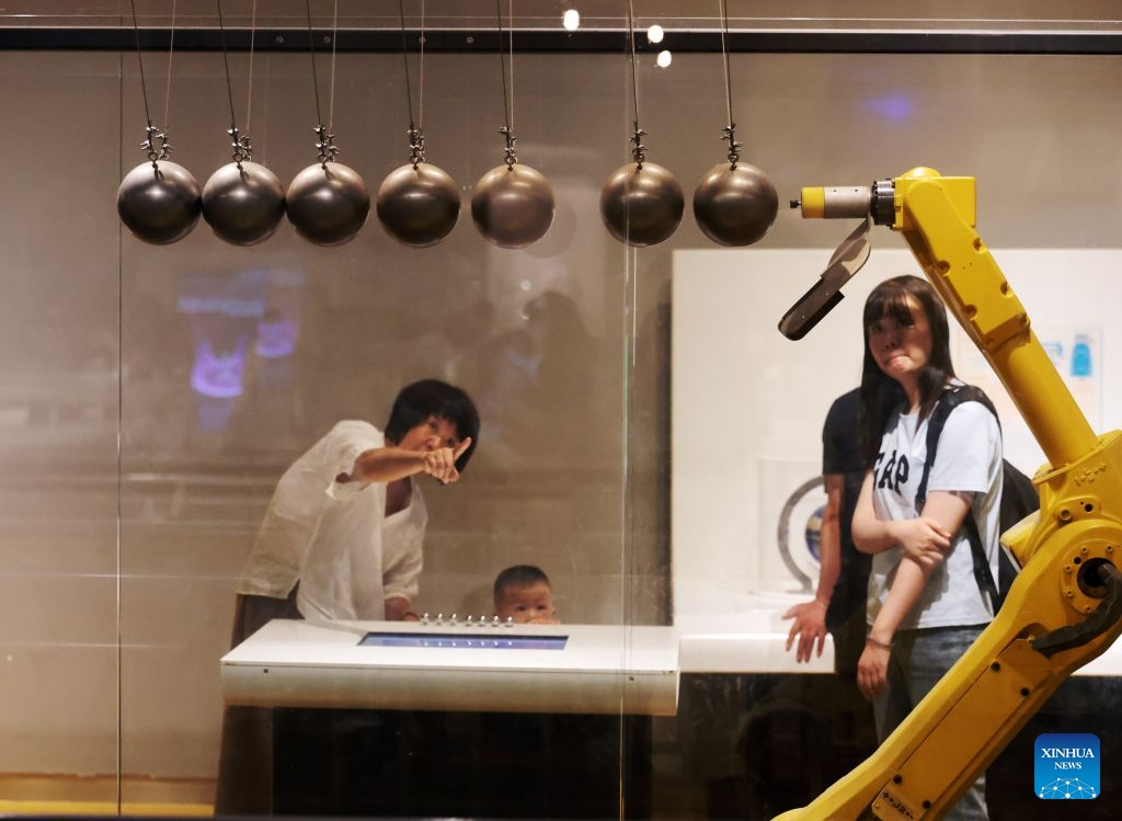 Visitors watch the display of conservation of energy at Liaoning Science and Technology Museum in Shenyang, northeast China's Liaoning Province, July 19, 2026.(Xinhua/Li Gang)