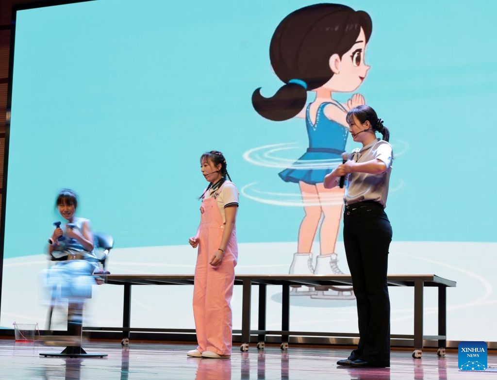 A visitor (L) takes part in a game themed on rotational inertia at Liaoning Science and Technology Museum in Shenyang, northeast China's Liaoning Province, July 19, 2026.(Xinhua/Li Gang)
