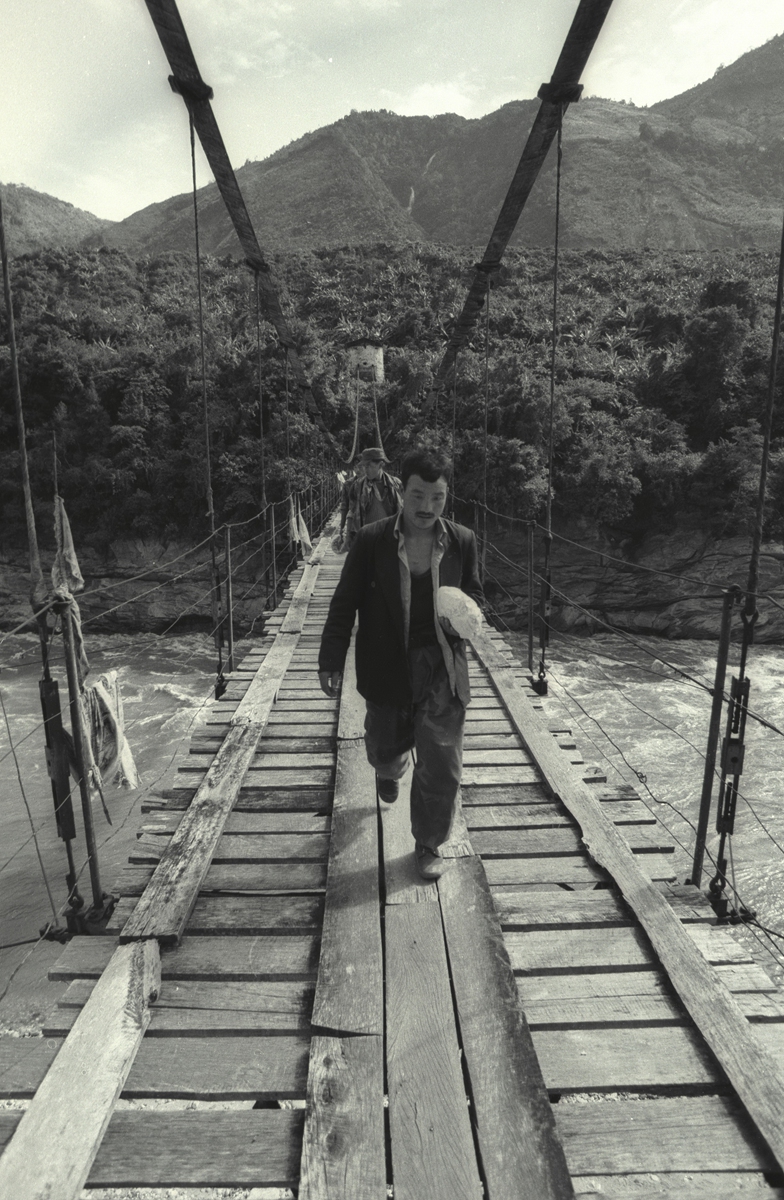 The file photo displays a suspension bridge inside the Yarlung Zangbo Grand Canyon in Nyingchi taken on November 8, 1998. Photo: VCG