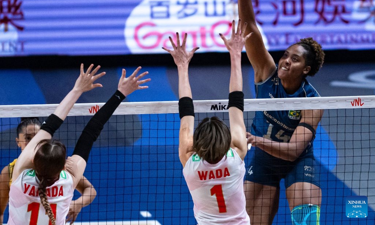Ana Cristina Menezes Oliveira de Souza (1st R) of Brazil spikes the ball during the quarterfinal match between Brazil and Japan at the Women's Volleyball Nations League (VNL) 2026 Finals in Macao, south China, July 22, 2026. (Xinhua/Cheong Kam Ka)