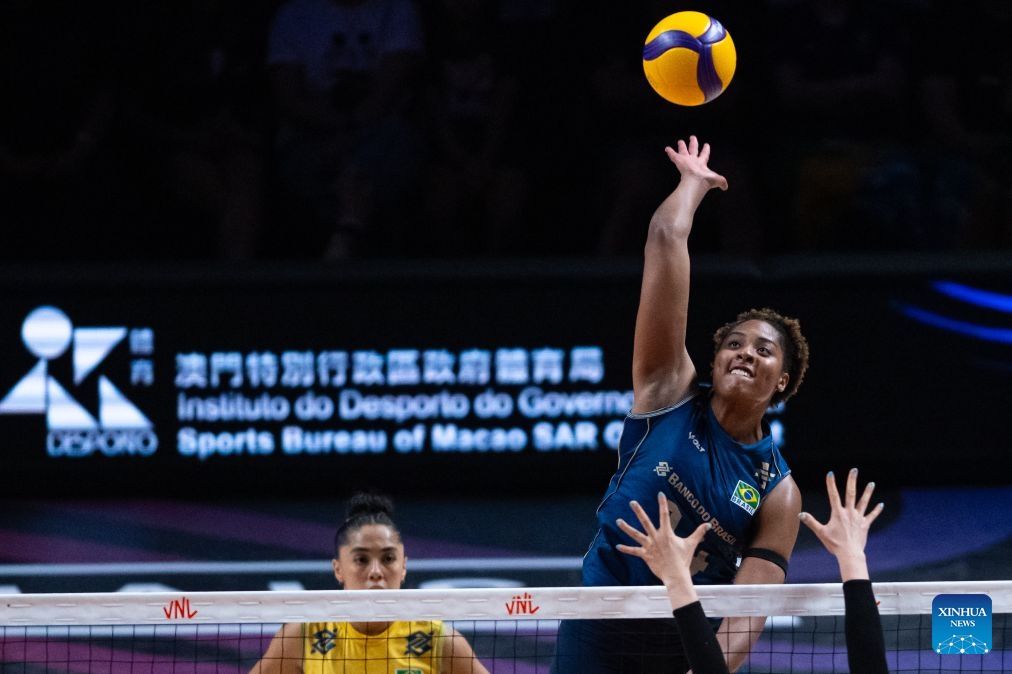 Ana Cristina Menezes Oliveira de Souza (top) of Brazil spikes the ball during the quarterfinal match between Brazil and Japan at the Women's Volleyball Nations League (VNL) 2026 Finals in Macao, south China, July 22, 2026. (Xinhua/Cheong Kam Ka)