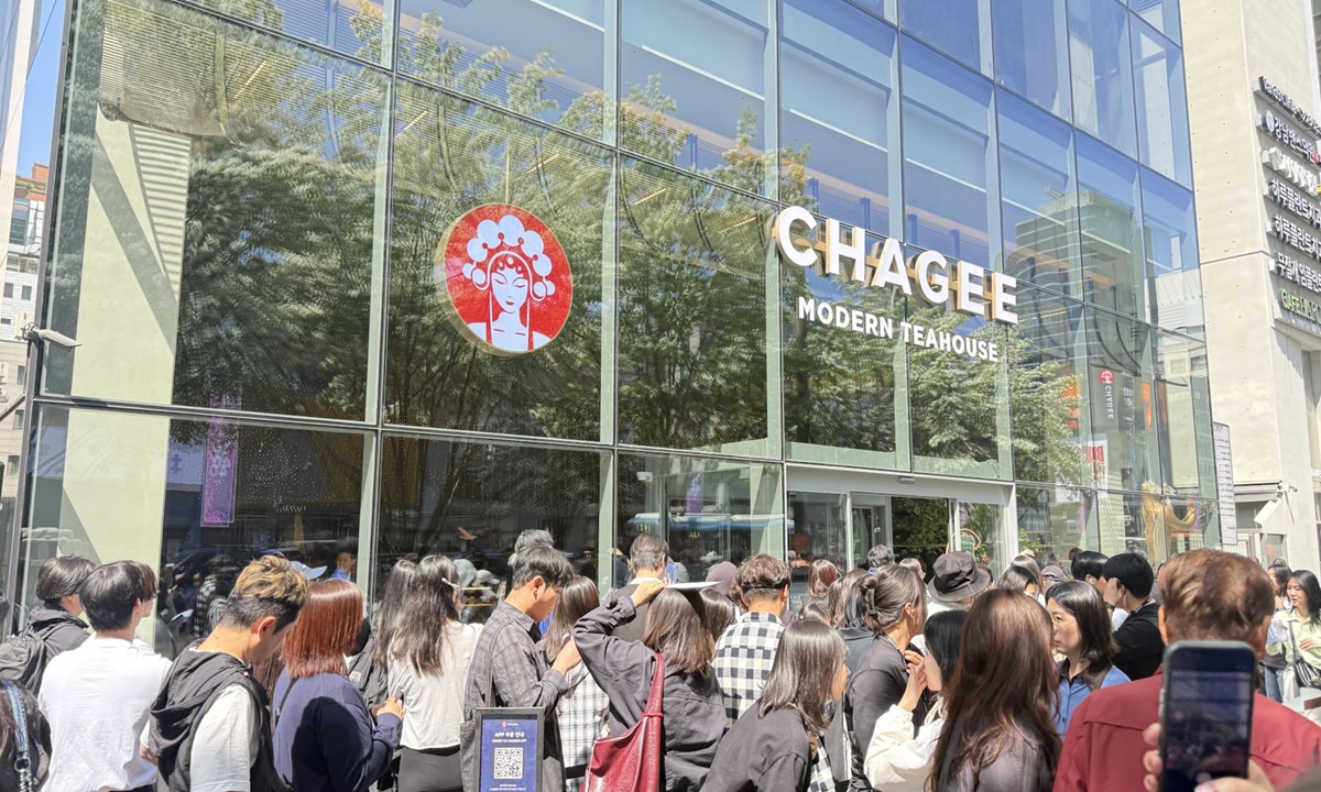 Consumers queue at a Chinese milk tea brand store in Gangnam, Seoul, South Korea on April 30, 2026. Photo: Courtesy of Chagee