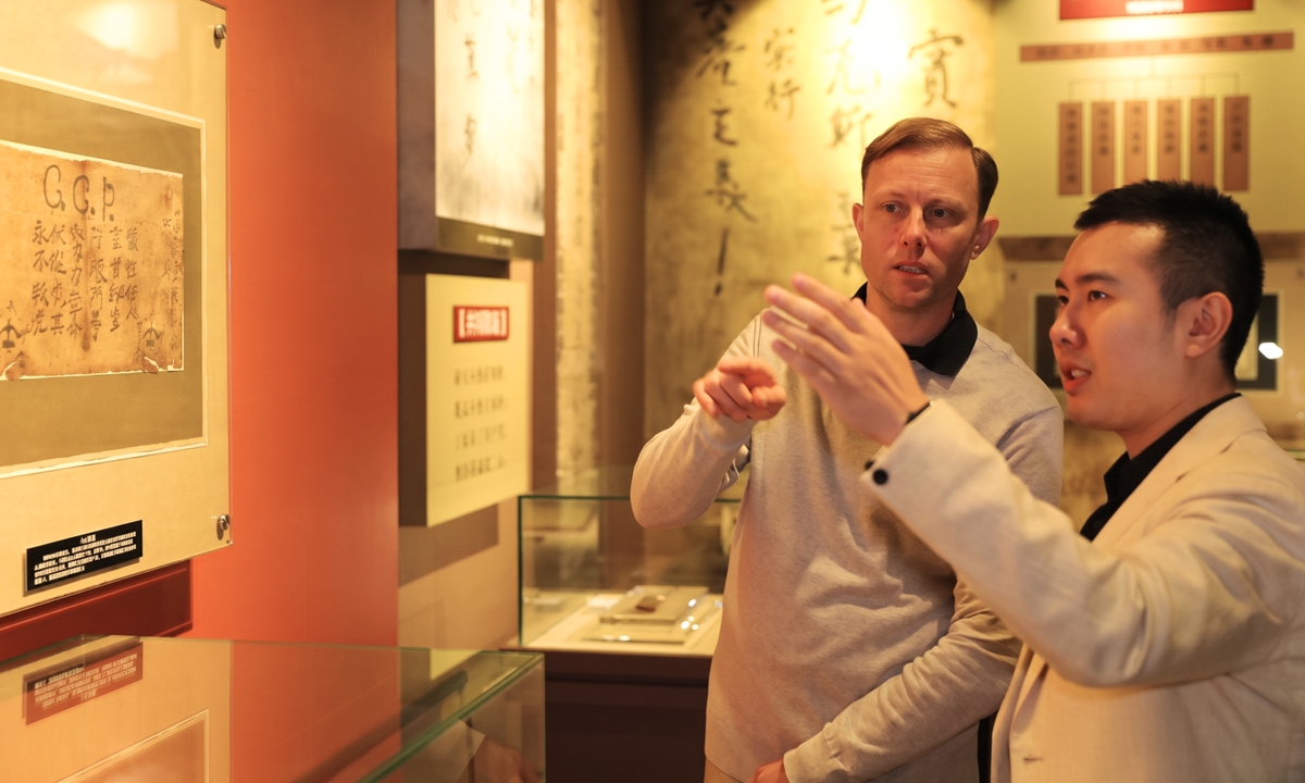 Mao Haofu introduces the Party admission oath to a British Communist Party member at the Jinggangshan Revolution Museum in November 2022. Photo: Courtesy of Mao Haofu