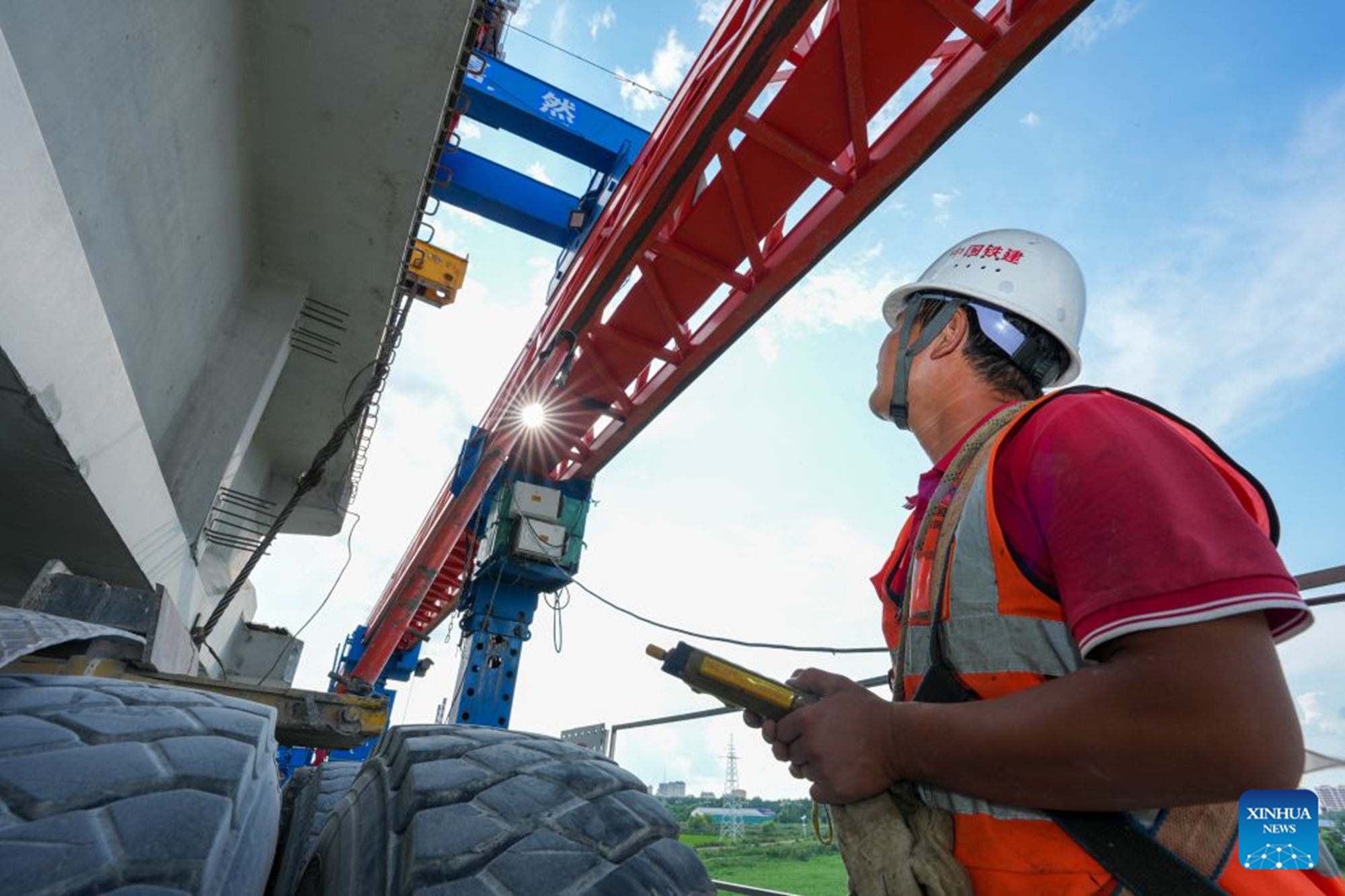 A staff member works at the construction site of the Tongjiang super major bridge in northeast China's Heilongjiang Province, July 23, 2026.(Xinhua/Wang Song)
