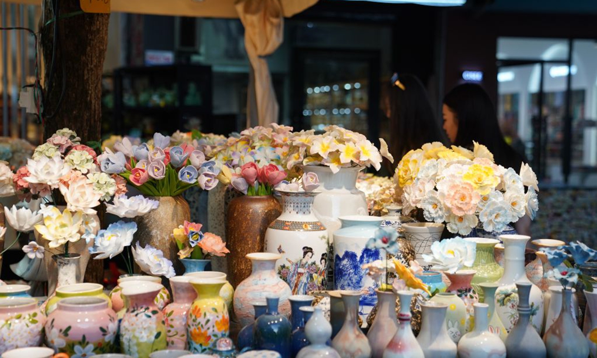 Tourists select ceramic products in Jingdezhen, east China's Jiangxi Province, July 16, 2026. (Xinhua/Zhou Mi)
