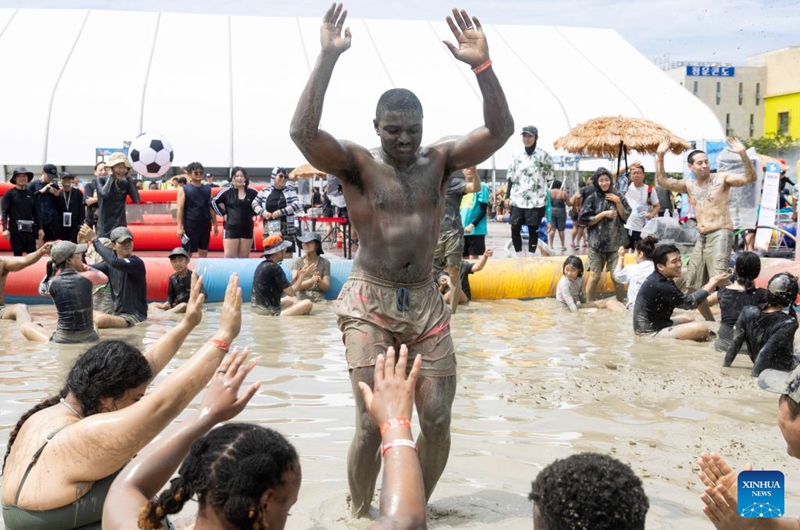 Tourists enjoy a mud experience during the 2026 Boryeong Mud Festival at the Daecheon beach in Boryeong, South Korea, July 25, 2026. (Photo by Jun Hyosang/Xinhua)